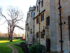 Merton College（マートン・カレッジ）もお休みだったのだが、道沿いの木戸を押したら中庭に続く扉が開いてしまった。
慌てて木戸を閉めたが、その前に1枚だけパチリ。

英国のみならず世界中から優秀な学生が集まってくるUniversityの街; Oxford。
勉強に集中できる良い環境だと思う。
