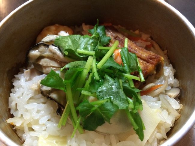 奈良七種釜めしにしました。<br />このお店は注文を受けてから炊き始めるので、30分ほど待ちますが待つ価値ある美味しさでした。これに赤出汁、香の物が付いて1,200円ぐらい。店構えは高そうな雰囲気ですが、リーズナブルで気に入りました。<br /><br />山焼きは寒さもひどくなく花火も綺麗で楽しめました。また行きたいと思います。