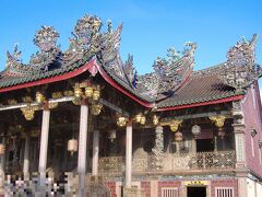 クー・コンシー（邸公司）の中国寺院にも行き、屋根や外壁の繊細な彫刻や精巧に造られた内装の素晴らしさを見学しました。
