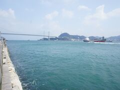 関門海峡です。関門橋を望みます。