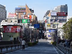 神楽坂の商店街の某ファストフード店でお昼ゴハンを食べて、再スタート。

飯田橋駅を超えて皇居を目指して歩きます。