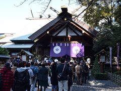 ３つ目の東京大神宮。

神前結婚式を始めた神社だそう。へぇ～。
縁結びの神様としても有名とのことで、若い女性の参拝客で境内は大混雑。
あんまり男性はいないんですね。