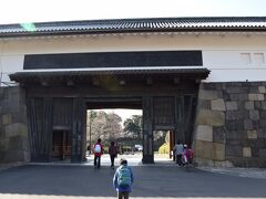 田安門から武道館を回って向かいます。