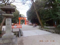 勢いのあるまま、次は、下鴨神社へ。

下賀茂神社前のバス停で降りたのに、なかなか入り口が見つからない・・
帰って調べたら逆方向へ歩いてたらしく(笑)、辿りついたのは公園。
おかげで、公園をゆっくり散歩することができました。