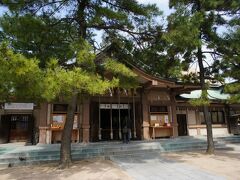 唐津市場の近くの亀山八幡宮に寄ってみます。