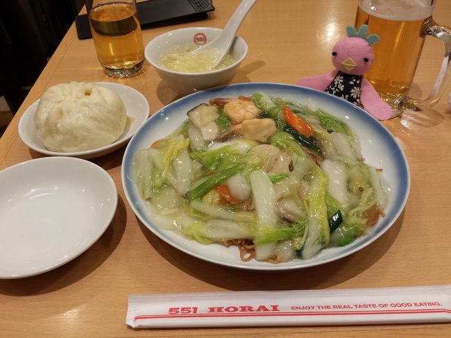 19:20<br />結局、この日食べたごはんは<br />空港で食べた★５５１蓬莱★で<br />海鮮焼きそばと肉まんとスープのセット。<br />沢山歩いたご褒美にビールも頼んじゃった。<br />モリモリ食べちゃったよ(о´∀`о)<br />蓬莱の肉まんで締めくくれて嬉しい。