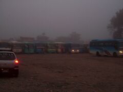 6:30
宿をチェックアウトし、歩いてバスパークへ。
30分弱で到着しました。
外はまだまだ暗いです。