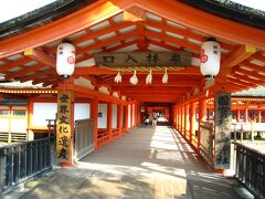 厳島神社の本殿へ入ります。


