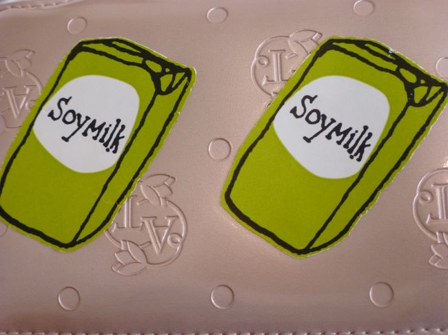 スタバのソイミルクシールがかわいかったので、しばらくカメラのケースに貼っていました。