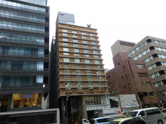 ランチを食べに梅の花京都烏丸店へ向かう途中、木材をふんだんに使ったおしゃれな建物がありました。