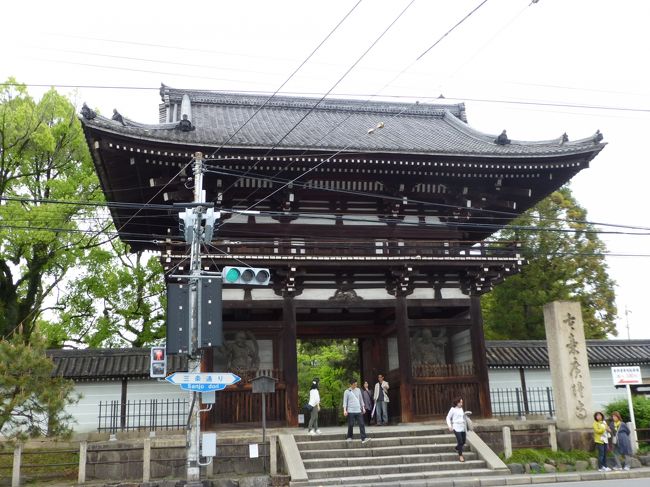 ダンナの希望で、国宝の弥勒菩薩半跏像を見に広隆寺へ。