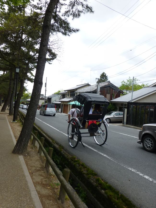 人力車も走っています。