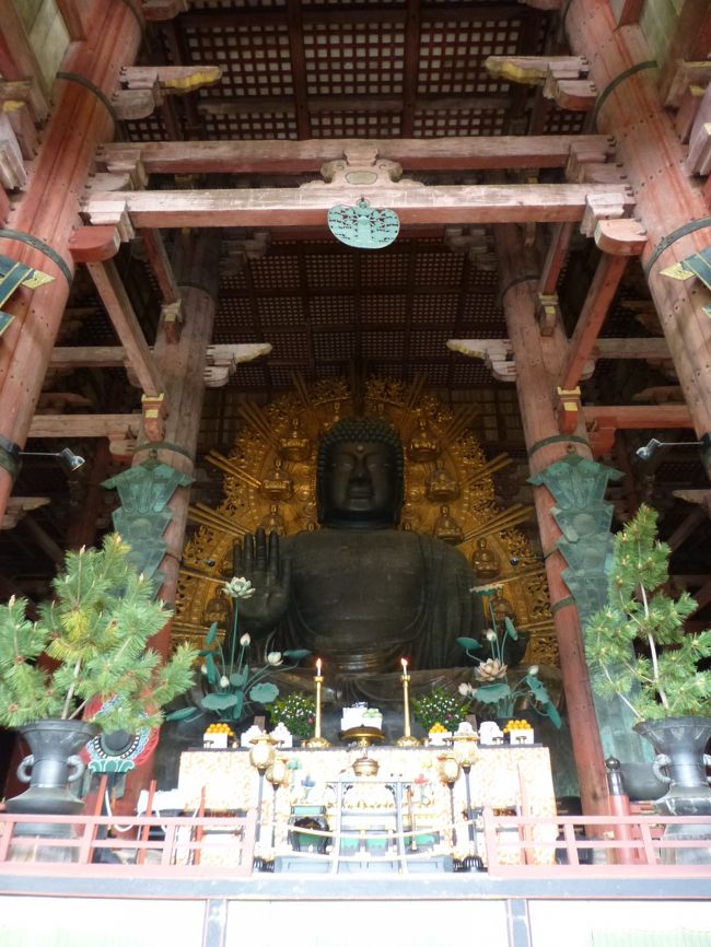 東大寺大仏殿<br /><br />大仏殿内での撮影は可だけど、三脚の使用は禁止だそうです。