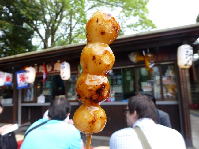 茶屋でおだんごを食べながら休憩。前には、外国からの観光客の方々。やっぱり京都、奈良は、海外から観光客が多かったです。