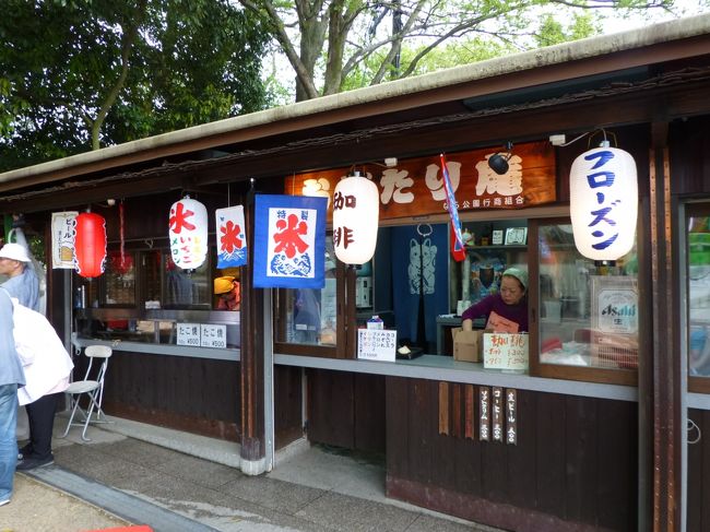 だんなは鹿のえさやりに満足し、茶屋で一休み。