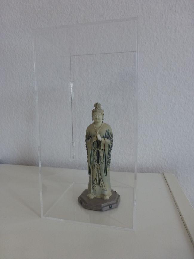 だんなが東大寺で買った月光菩薩立像。東急ハンズでケースを買って、収めていました。