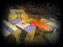 【羽田空港ファーストクラス・ラウンジ】

一番奥に進むと、ロンドンの靴屋『ジョン・ロブ』と提携した落ち着いた空間があるんです。

※
ジョン・ロブ.....1849年にイギリス靴職人ジョン・ロブ (John Lobb）が開いた店。今やエルメスと資本提携している英国王室御用達のブランドのひとつ。


写真：ガラス棚に大事そうに並べられた日航歴代航空券？それともただの入場カード？
