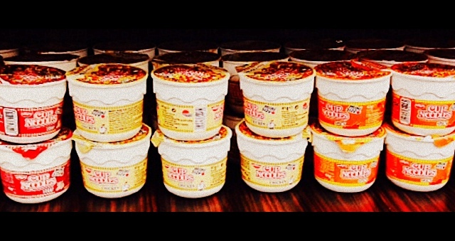 【フランクフルト国際空港にてトランジット：サンパウローフランクー成田】<br /><br />棚の下に『日清カップラーメン』の山を発見！<br /><br />おおっ！これは日本人いやアジア人にはかなり嬉しいぃ！<br /><br />ちなみにＮＹのＪＦＫはラウンジの外で自分で買わなきゃいけないんです....。<br /><br />http://4travel.jp/travelogue/10926723