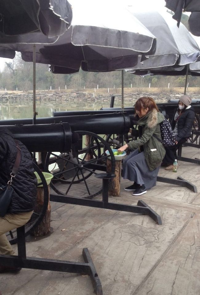 大砲を打つゲーム。<br /><br />一人10元で8つのテニスボールをもらえました。<br /><br />