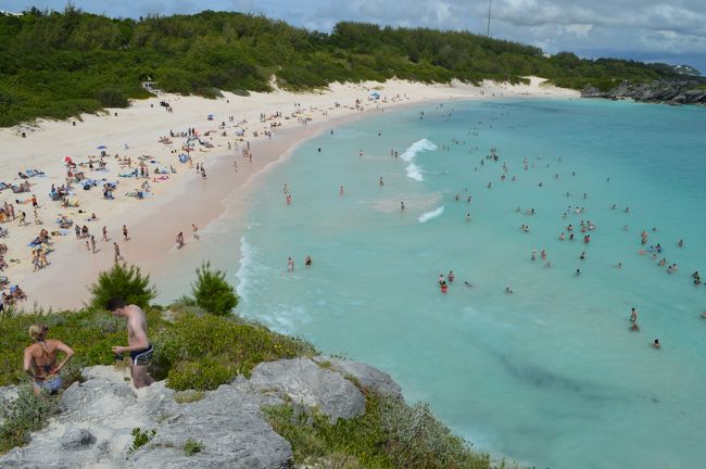 ちょっとした崖に登って上から眺めたビーチ。<br />海と、砂浜が美しい。