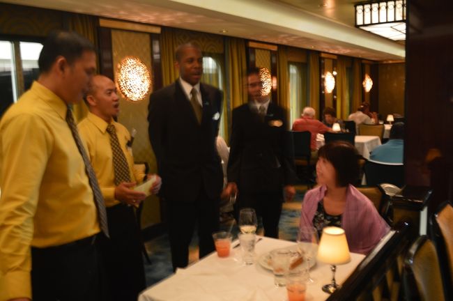 レストランでも、小さなケーキと、スタッフが歌のプレゼントをしてくれました。