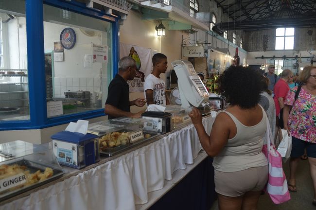 スコッチケーキが有名店で、試食とお土産を購入。