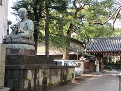 朝まで降っていた雨もすっかり止み、
絶好の旧道歩き日和になる。

旧東海道はそろそろ終盤に近づいてきたが、
今回は、別の旧道を歩こうと思う。
江戸時代以前の東海道、池上道を歩く。

実は、予算的な都合・・・

いやいや、そんなことより、青物横丁駅に到着。
出発地点を品川宿にある品川寺（ほんせんじ）と定め、
いよいよ旧道歩きスタートである。

・・・の予定だったが、駅裏にあるハズの品川寺がない。
まさか、いきなりスマホナビが出動するとは。。。

ということで、１０時２０分にようやく歩き出す。