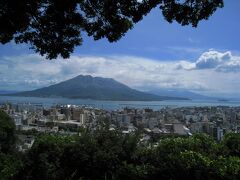 鹿児島中央１１：１３着



鹿児島中央に着いて鹿児島市内観光をします。


まずは駅前の「カゴシマシティビュー」という観光名所を循環するバスに乗り


城山展望台へ行きます。


市街地と桜島がバックに見え見晴らしが良い♪

晴れていてよかったです。


