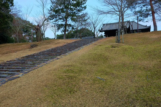 個人的コースでは、、東大寺　大仏殿で手を合わせたら<br /><br />　　　　　次は戒壇堂なのです。
