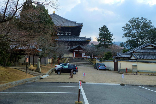 正面に大仏殿の横姿　