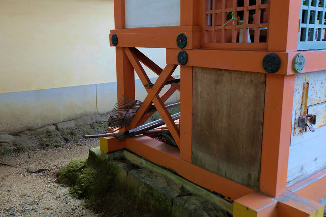 お社が掃除道具置き場になってる。