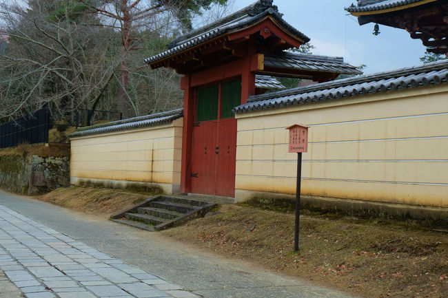 大仏殿　横をぐるりの築地塀