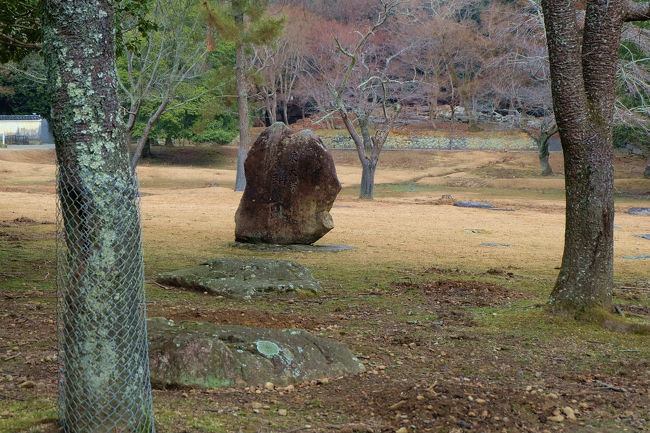 此処の風景は欠かせません<br /><br />　　　草原に　講堂跡