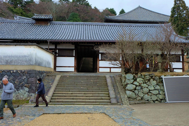 二月堂参籠所<br /><br />　中央から二月堂へ、、<br /><br />　　　　　　　　　　　　続く