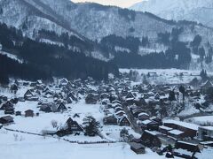 城山天守閣展望台で17：30に始まるライトアップを待ちます。