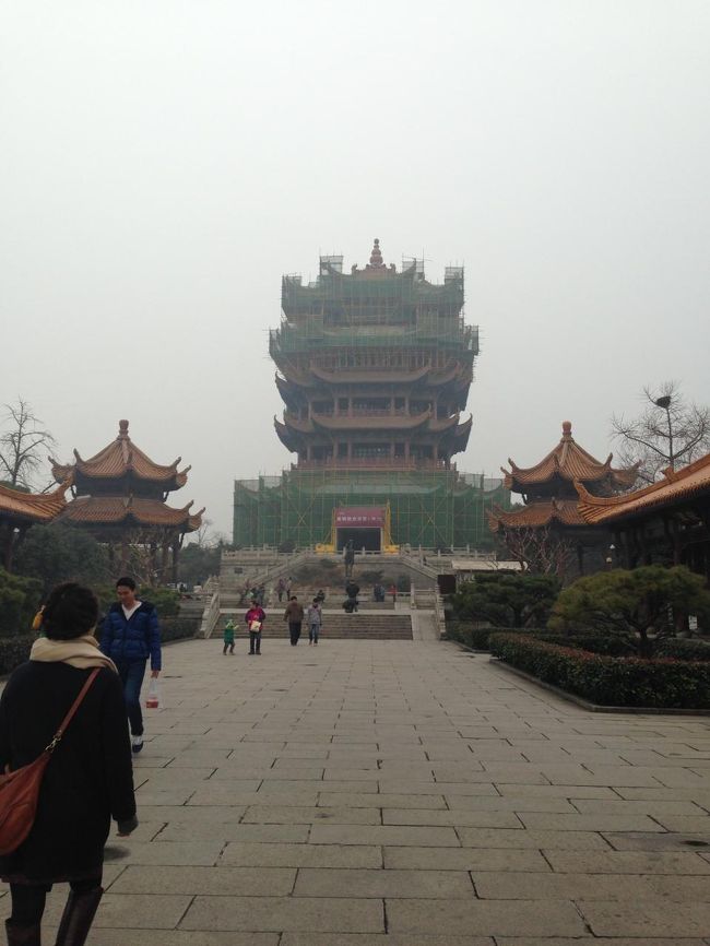 そこからタクシーで、「黄鶴楼」へ。<br /><br />あいにくの工事中。<br /><br />チケット代80元でした。