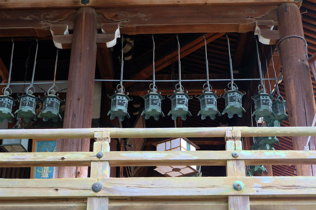 灯篭を見上げながら。