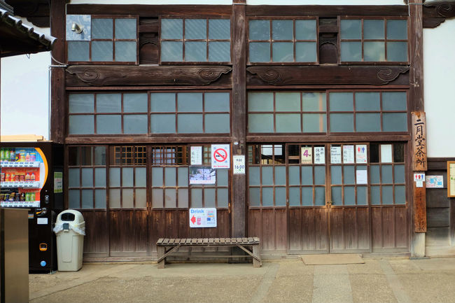 知る人もすくない<br /><br />　　　　二月堂茶所