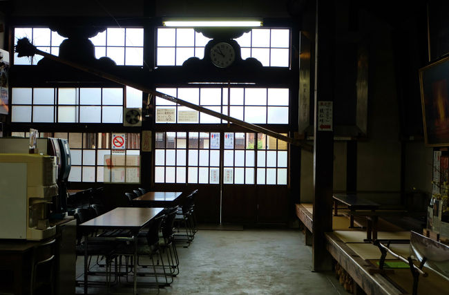 ごめん下さい。。失礼します。<br /><br />　だーれも居ない、、<br /><br />　　貸切状態　<br /><br />真面目に写した事のない　この茶所<br /><br />　　今日こそ写します。。忘れないためにも。