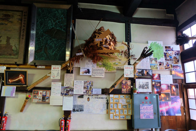 お水取りの松明が飾られています。<br /><br />　　　　　もろもろ、、