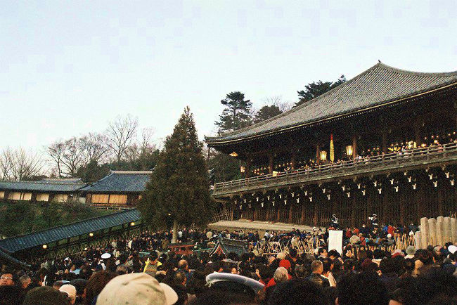平成元年３月９日　写す<br /><br />　お水取り　初めて見る<br /><br />　　まだ早いのにもう、、混雑<br /><br />　　　これ以上近くに行く事は困難でした。