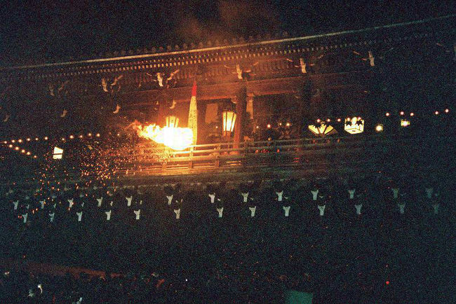 お松明　先端が崩れ落ちる<br /><br />　わー、、、歓声、、の　声。。