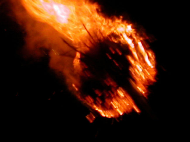 匂い　、燃える音　<br /><br />　　御坊様の行をされてる床を激しく叩くような響き<br /><br />　　