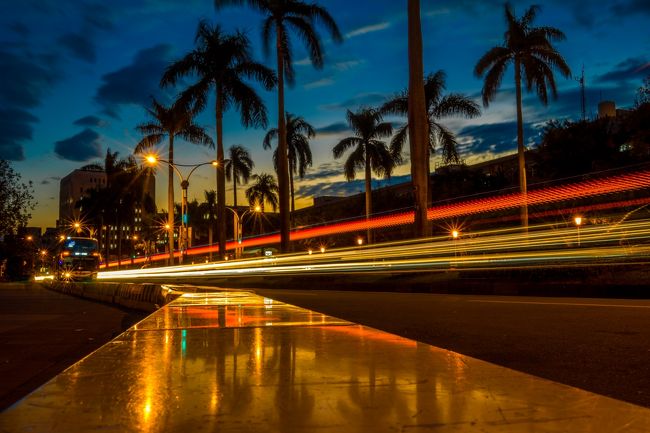 今回三脚を使わずにすべての写真を撮りましたので構図には当たり前ですが苦労しましたw<br /><br />露光時間が長い撮影はすべて地面などに置き、レンズのしたに携帯を置くというやり方w<br /><br />写真の基本のきも守らないなんという暴挙なんですかねw<br />三脚って街歩きには邪魔ですよね<br /><br />まあ写真好きからしたらそんなの甘えと言われてしまうかもですが(´･_･`)<br /><br />実際歩き歩き出会ったいい光景・・・<br />長時間露光写したい・・・<br />三脚三脚・・・<br /><br />出すの面倒だしセットめんどくさい<br />実際そういう感じでやっぱいいや　　ってなったりw<br /><br />三脚も小さいのもあるし軽いのもあるけど<br /><br />三脚なしでどこまでいける?というのを今回試してみたかったのです(´∀｀)<br /><br /><br />この絵は門の入口の前の道?広場?と道路を隔てる金属製のブロックみたいな物の上に置いて撮りました<br /><br />いい感じで黄色に塗ったブロックに景色が反射して、結果オ-ライな感じになりましたw