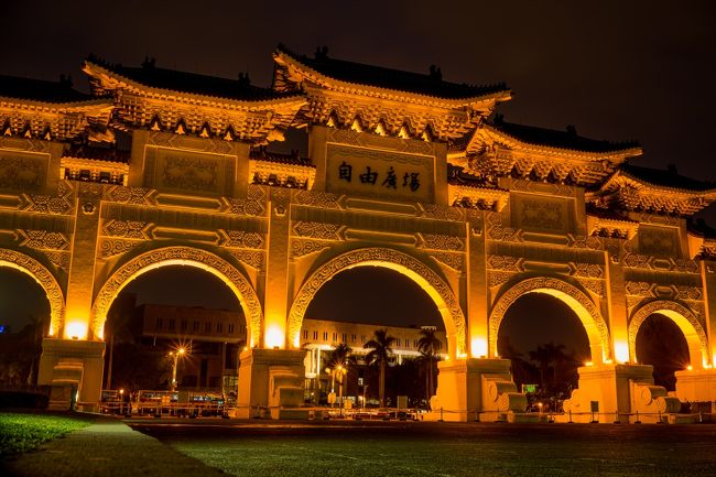 どっぷり日が暮れてまいりましたね-<br />白い門が美しく黄色くライトアップされています(´Д｀)