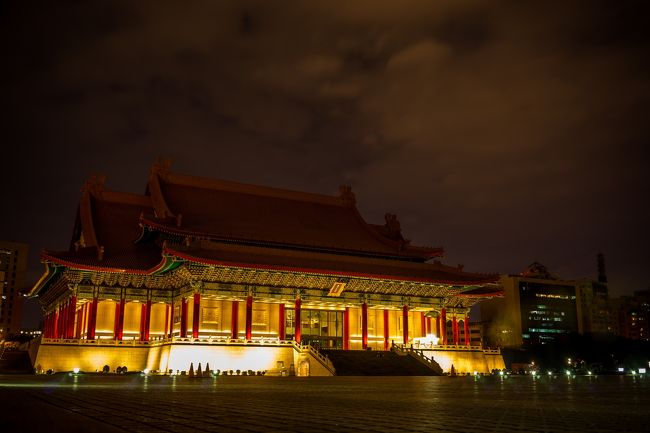 壮観といった感じです(ﾟ∀ﾟ)<br />ホントここに何時間いるんだろってくらい夢中になりました<br /><br />ただただ想いにふけながら異国にいるという実感・・・<br />いいですね-(´Д｀)<br /><br />夜風も気持ちいいです(・∀・)