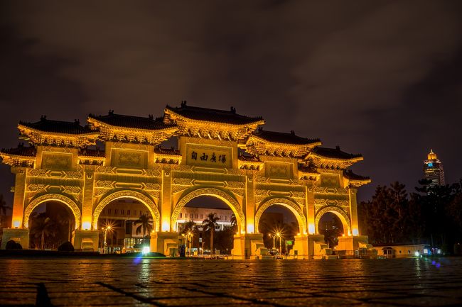 右に見える建物はなんでしょうかね--<br />結構高いですよね--