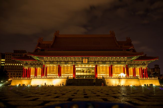 素晴らしい景色を独り占めとまではいきませんが、この人の少なさ(ﾟ∀ﾟ)<br />写真を撮る人や眺める人<br /><br />静かであります！<br /><br />この時間ついつい夜市やら飯に行ってしまいますがこういった景色を見れるので、オススメですよ(*ﾟ▽ﾟ*)<br /><br />夜市は遅くまでやってますし治安もいいし、MRT終電逃してもtaxiありますしね(^O^)