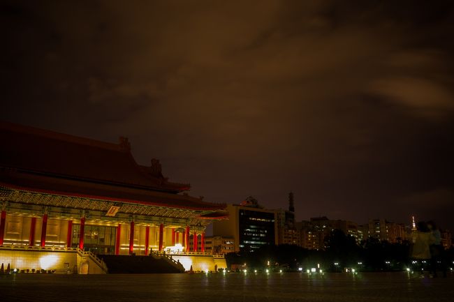 日本人からしたら台湾の冬は寒くないです・・よね?(*ﾟ▽ﾟ*)<br /><br />俺だけ?<br />長い時間いましたが半袖一枚にコ-トでいけましたw<br />ってどんな組み合わせだw<br /><br />だってヒ-トテック着たら暑かったw