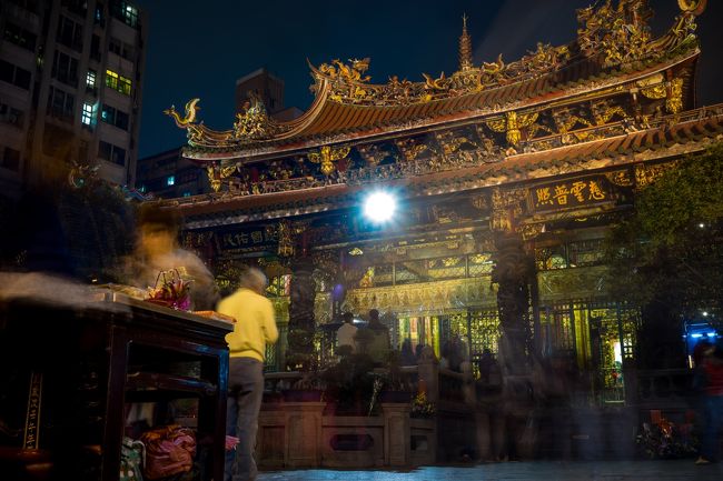 とその前に夜の龍山寺も見たいという事で龍山寺に来ましたw(*･ω･)<br /><br />夜の龍山寺一味も二味も雰囲気が違いますね！<br /><br />夜なっても人の往来は途切れることなく台湾の人々の熱い信仰心を感じれる場所となっておりました(*^_^*)